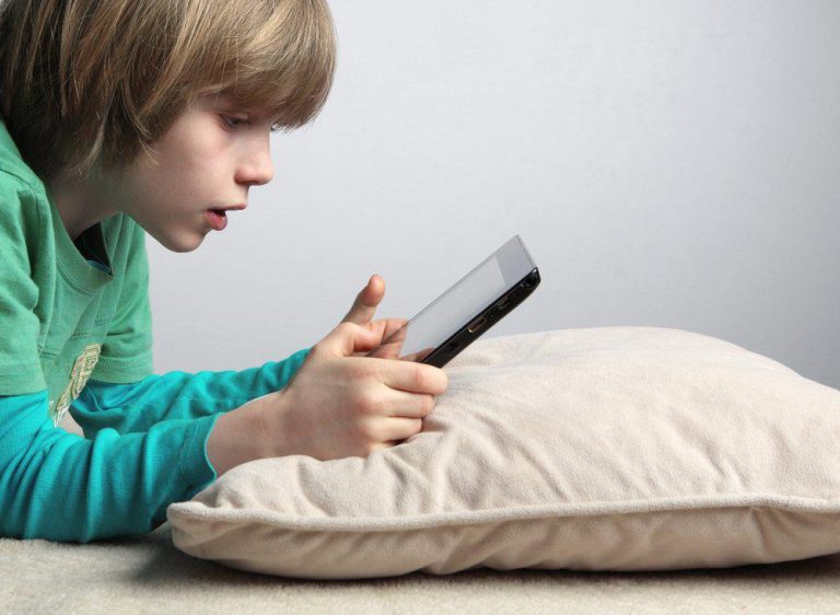 Большинство британски родителей уверены, что смартфоны и планшеты способствуют развитию детей