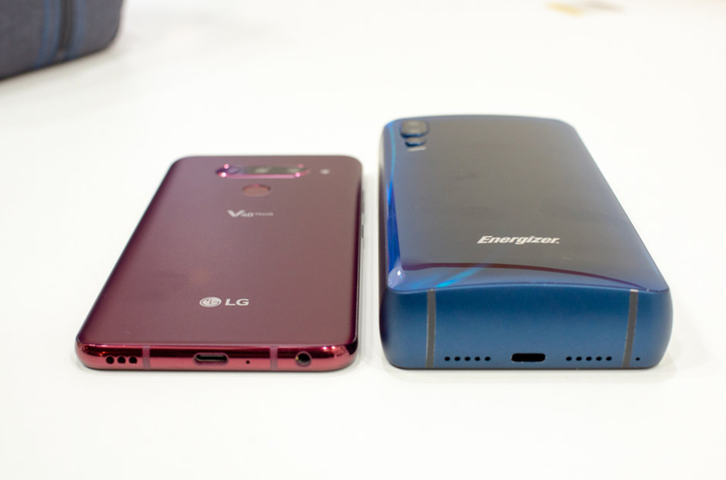 LG G8 ThinQ и Energizer Power Max P18K Pop