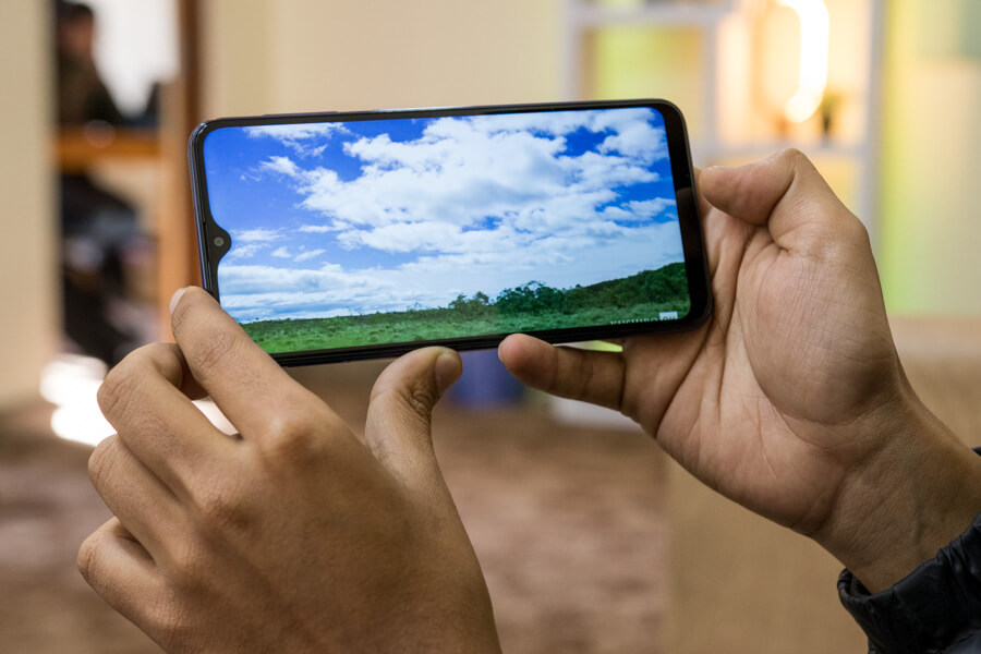 бюджетные смартфоны с каплевидным вырезом 2019