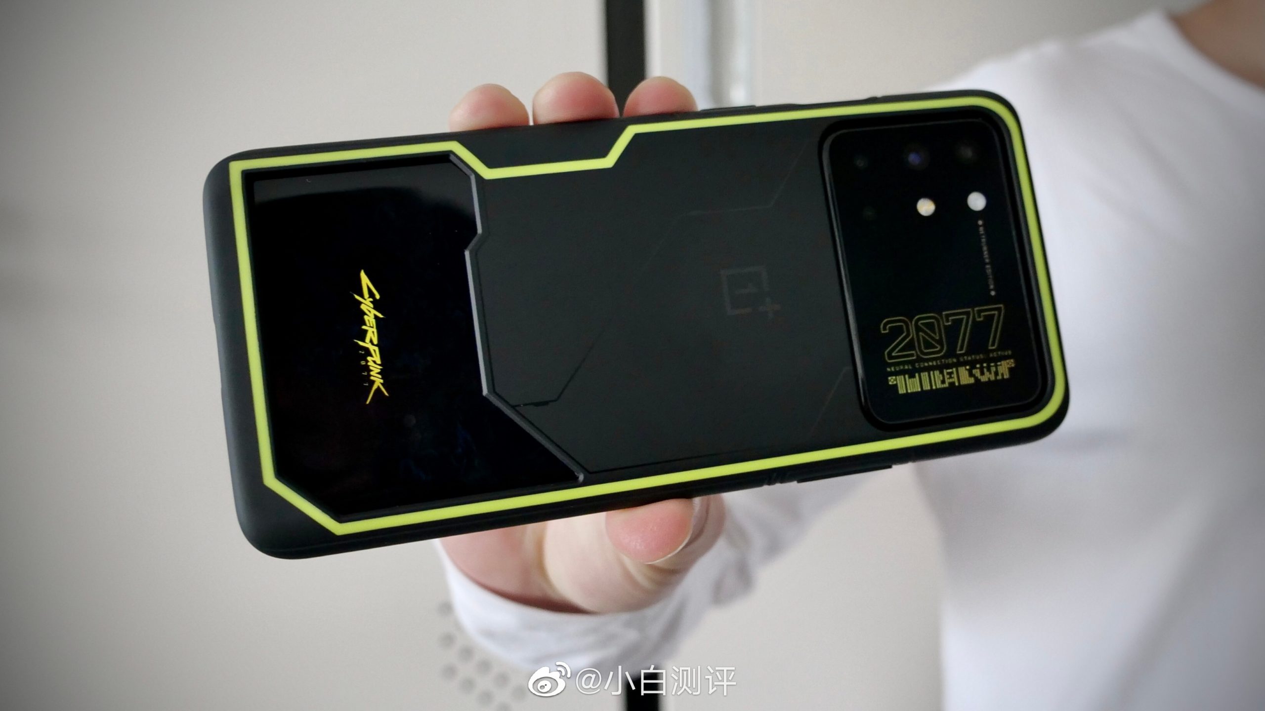 OnePlus 8T в стиле Cyberpunk 2077