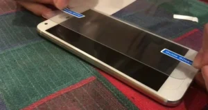 як повторно наклеїти захисне скло на телефон